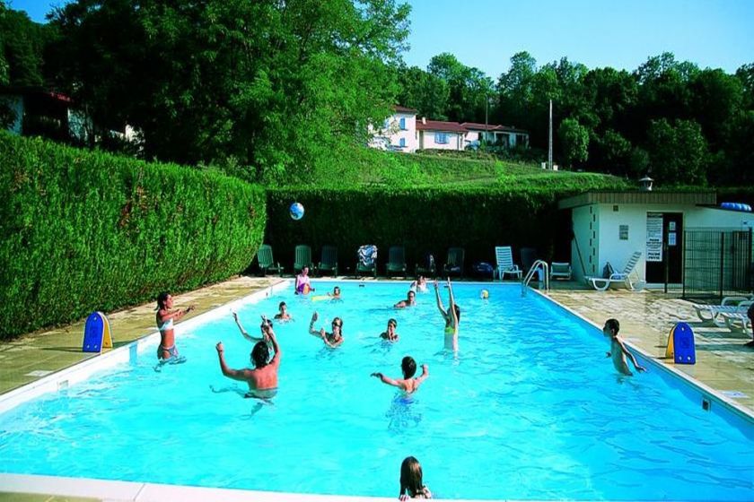 Piscine extérieure ouverte d'avril à septembre
