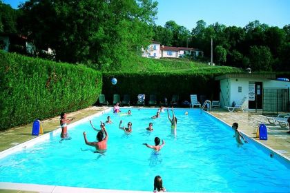 Piscine extérieure ouverte d'avril à septembre