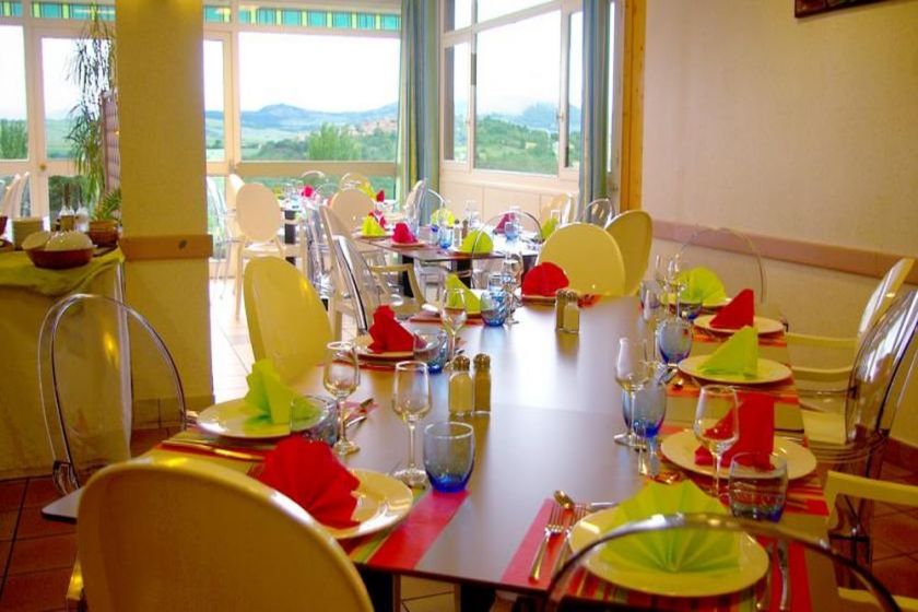 Salle de restauration conviviale et chaleureuse