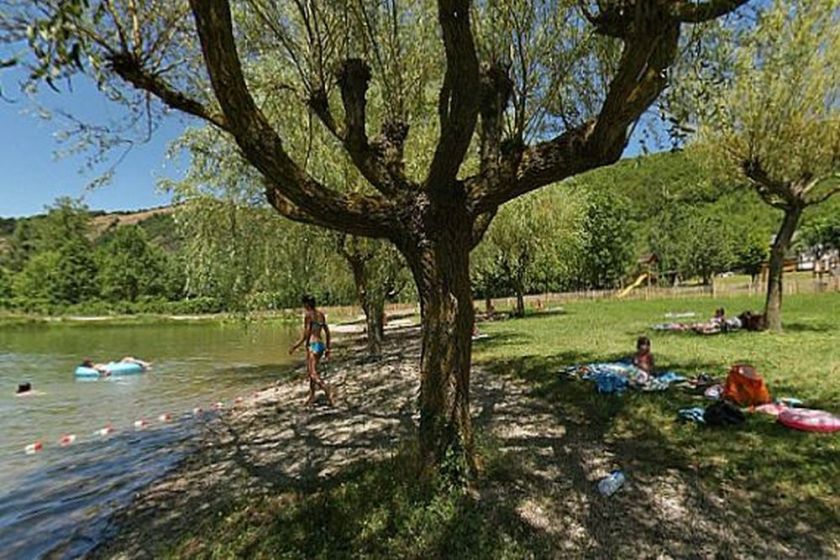 Plage verte aménagée pour la baignade