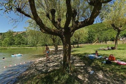 Plage verte aménagée pour la baignade