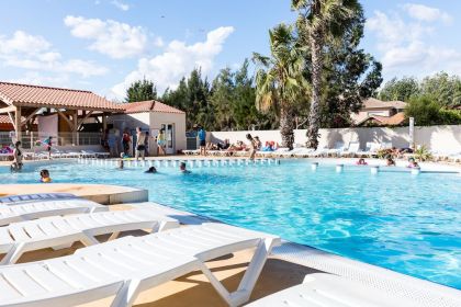 Transats au bord de l'eau