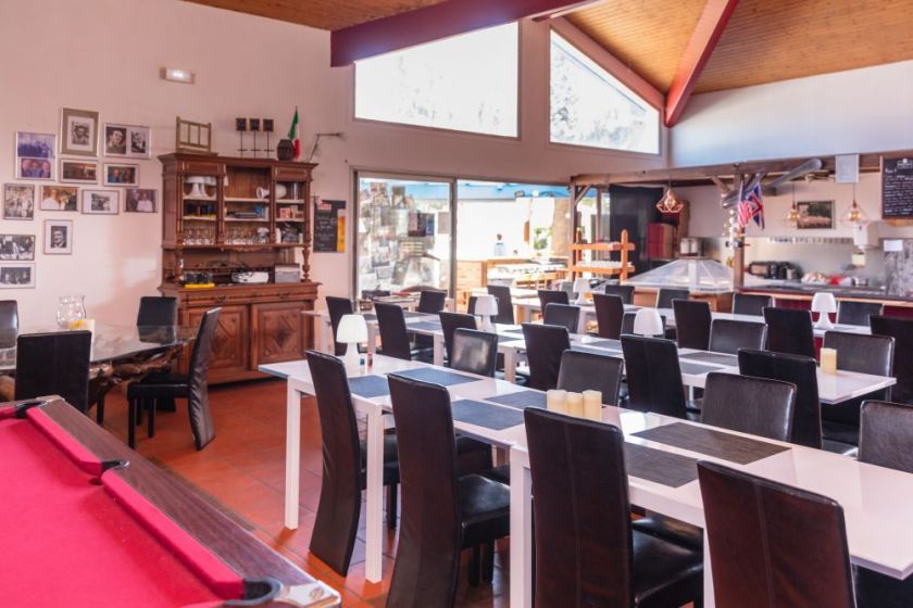 Restaurant (vue de l'intérieur)