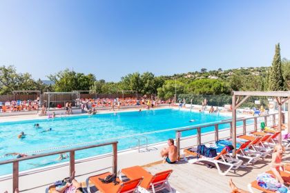 Piscine ensoleillée