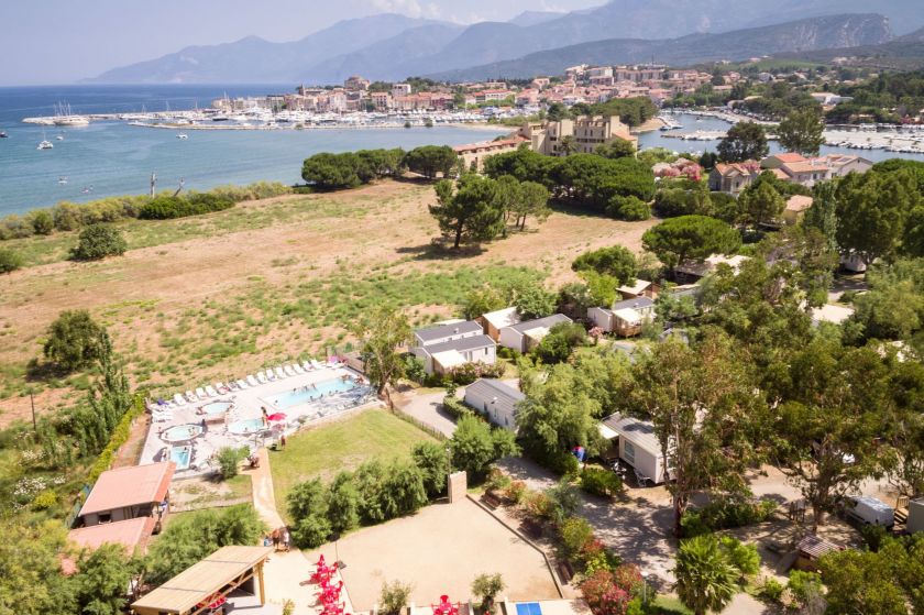 Vue large sur le camping