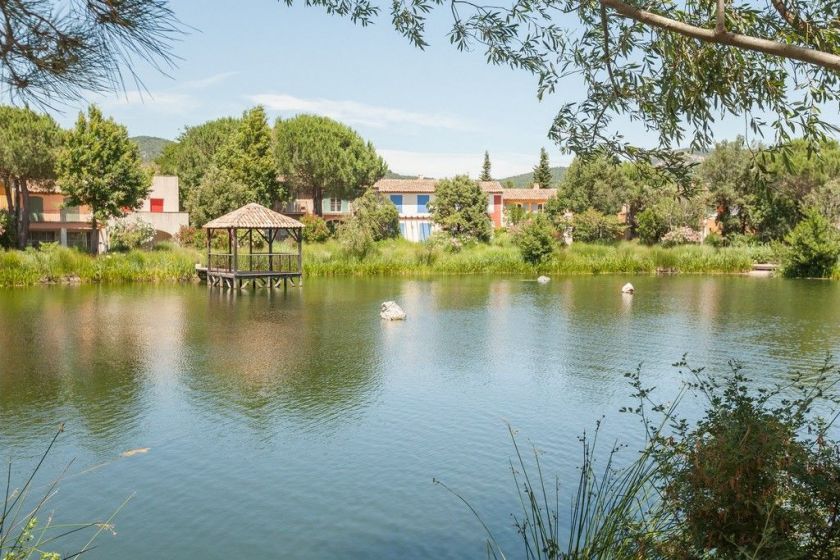 Le lac et le Village Pierre & Vacances Les Restanques du Golfe de Saint Tropez