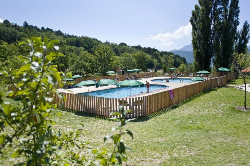 La piscine extérieure de l'Huttopia Dieulefit dans la Drôme