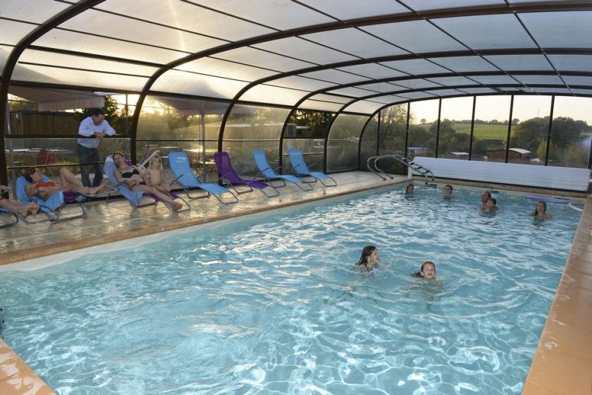 La piscine couverte chauffée du Domaine du Moulin, pour toute la famille