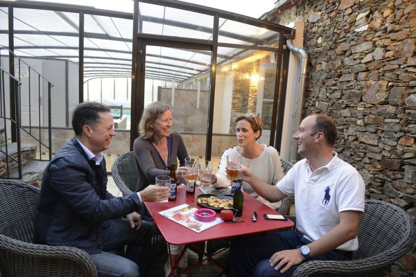 Le patio pour un apéritif entre amis ou en famille au Domaine du Moulin