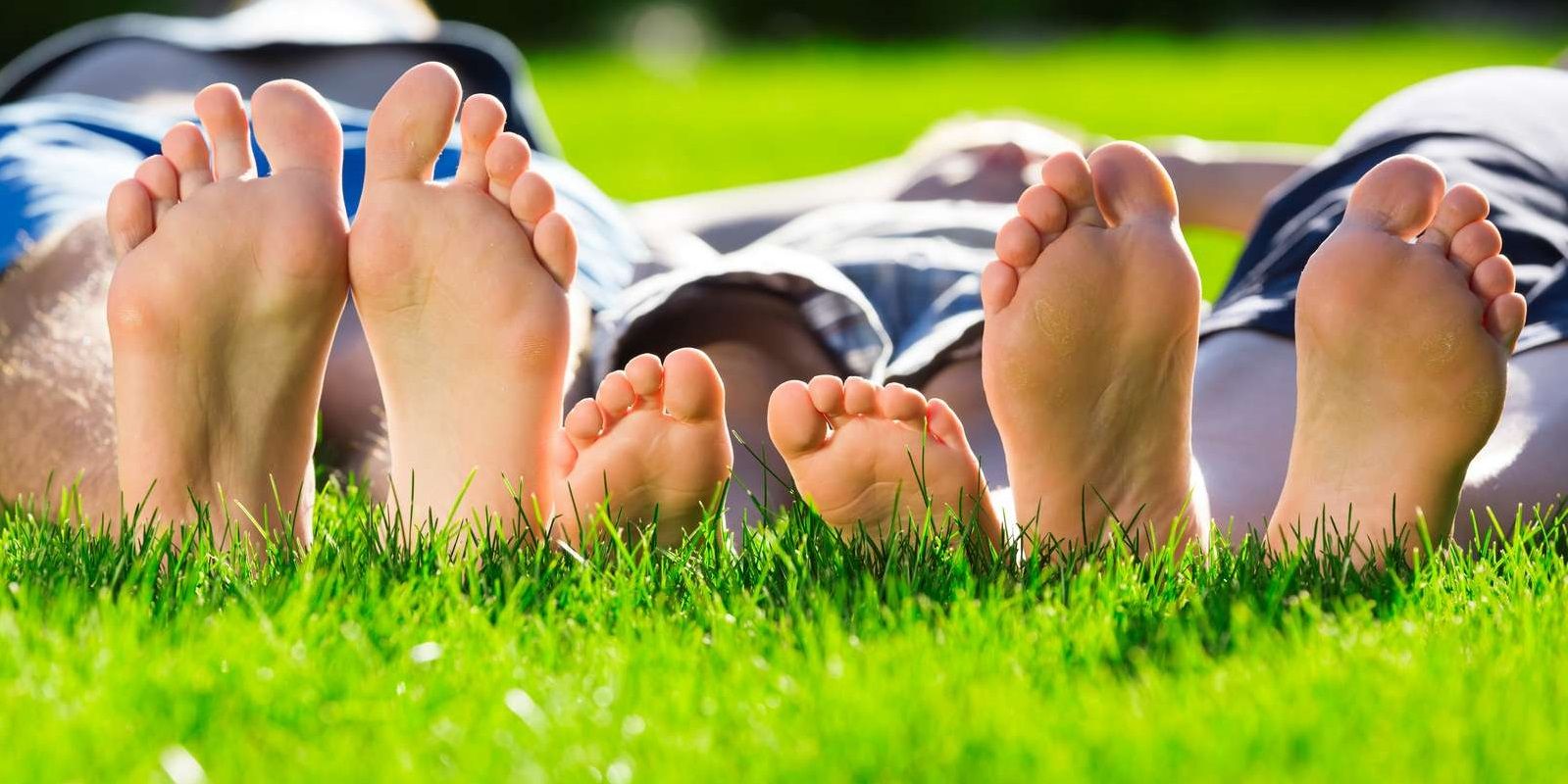 d&eacute;tente pelouse pieds nus