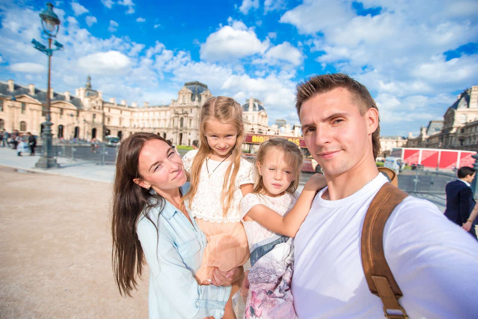 famille  le Louvre selfie