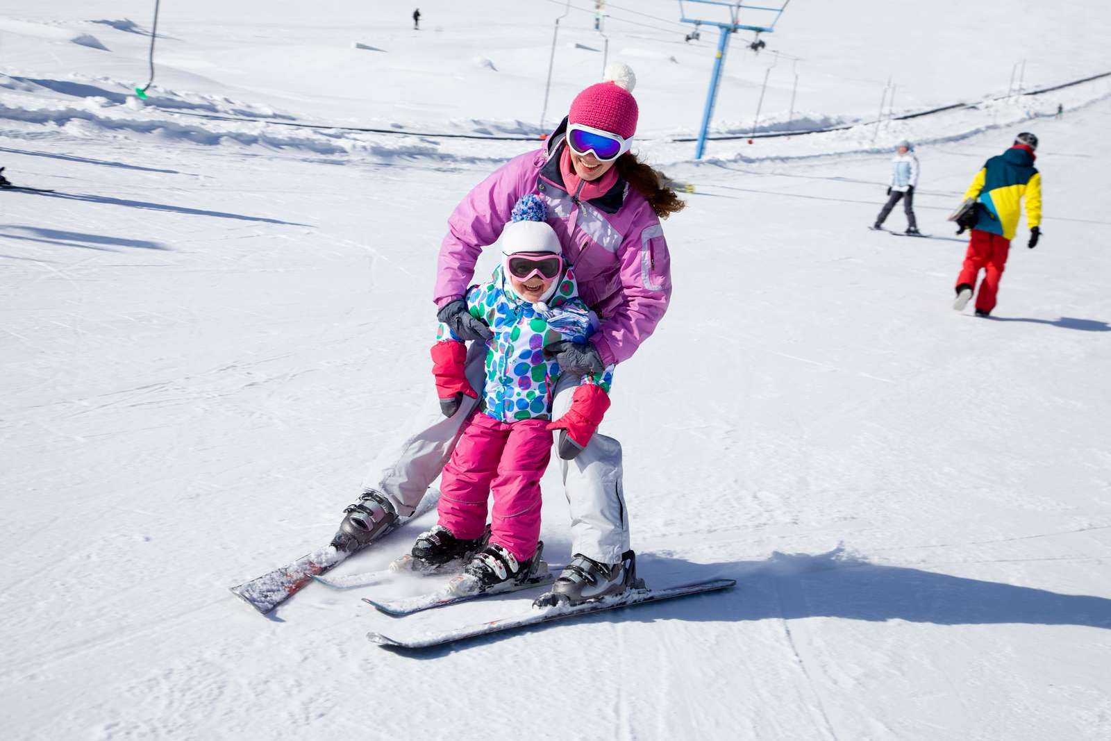 Une maman qui apprend &agrave; skier &agrave; son enfant