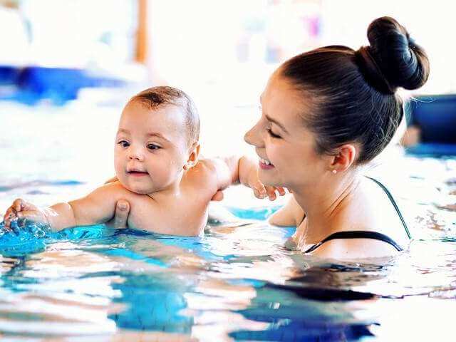 piscine couverte avec b&eacute;b&eacute;