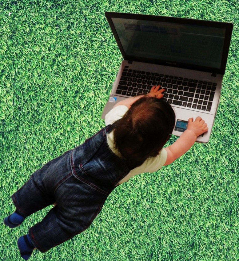 b&eacute;b&eacute; ordinateur pelouse